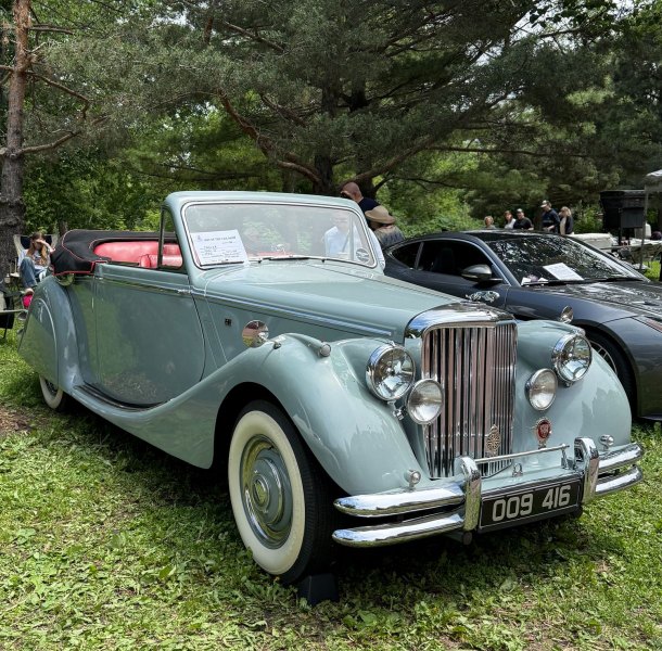 Stone-Arch-Bridge-Festival-2025-car-show-1950-jaguar