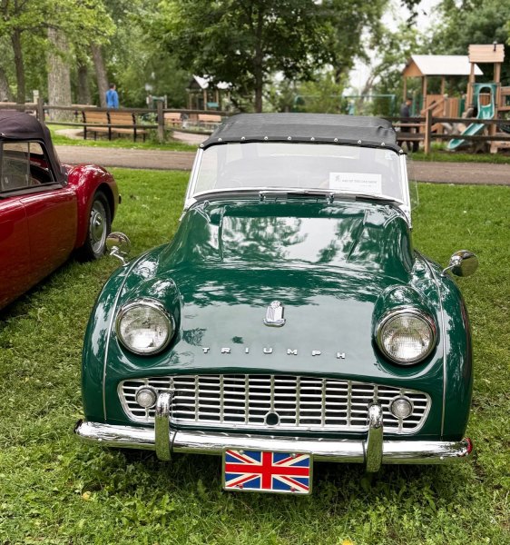 Stone-Arch-Bridge-Festival-2025-car-show-triumph